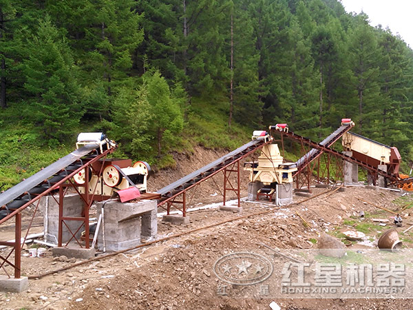 小型青石造沙機客戶現(xiàn)場